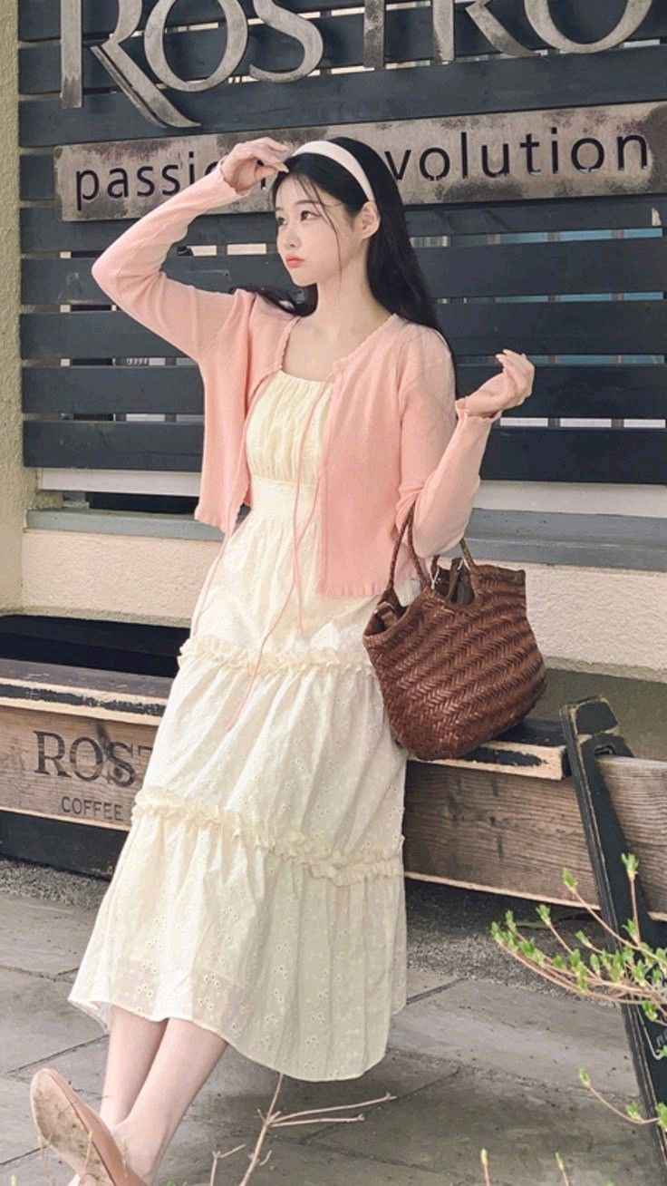 Váy dài đi kèm cách tạo dáng nhẹ nhàng