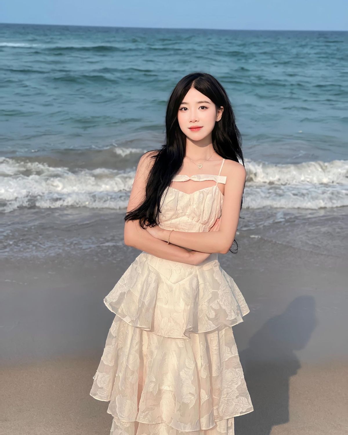 Một tư thế chân trần bước trên cát