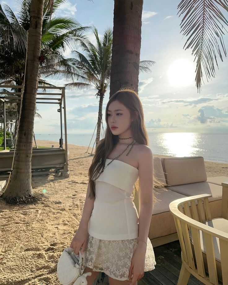 Cách tạo dáng đơn giản trong váy đi biển