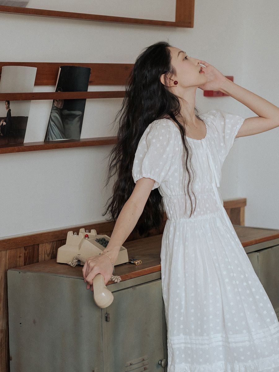 Ánh nhìn nhẹ xuống cùng váy dáng dài