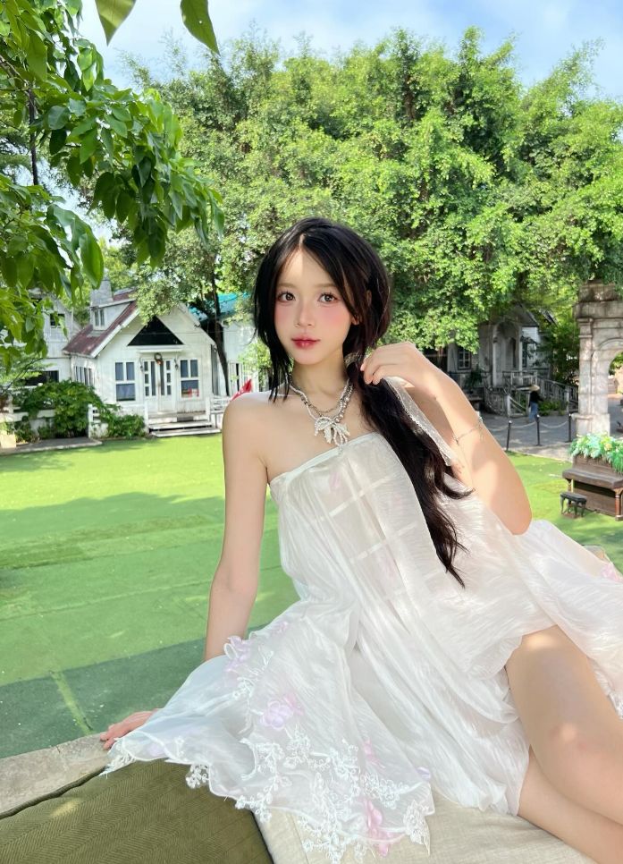 Váy dài nhẹ cùng kiểu pose dịu dàng