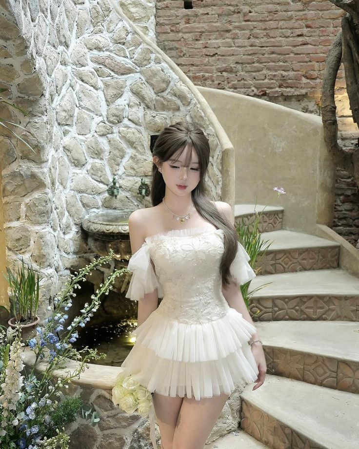 Tay vén tóc nhẹ trong nắng chiều mơ