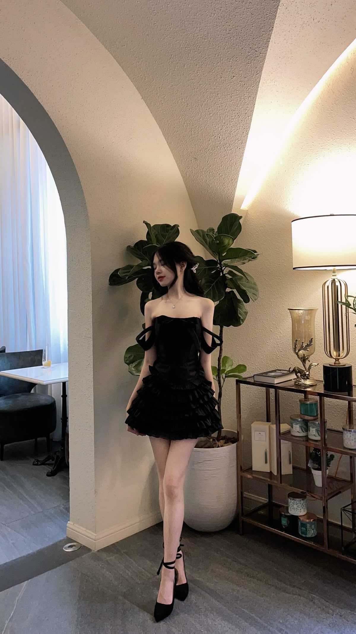 Tư thế hơi cúi nhẹ nhìn rất nhẹ nhàng