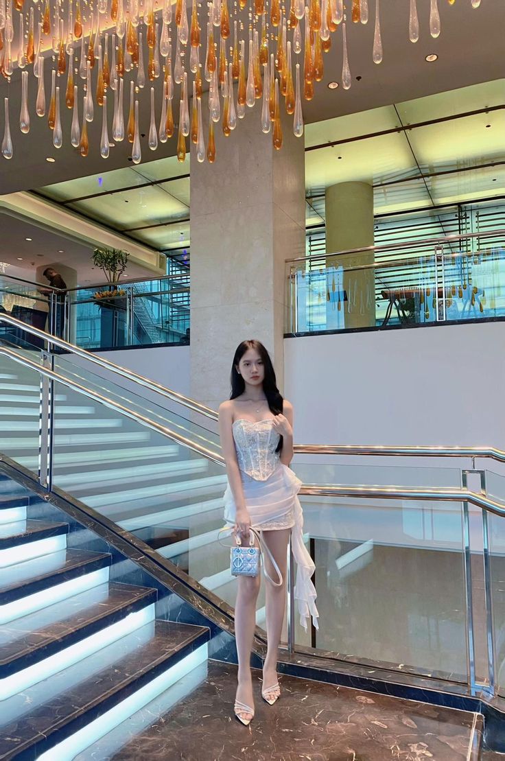 Kiểu váy nhẹ và dáng đứng thanh lịch