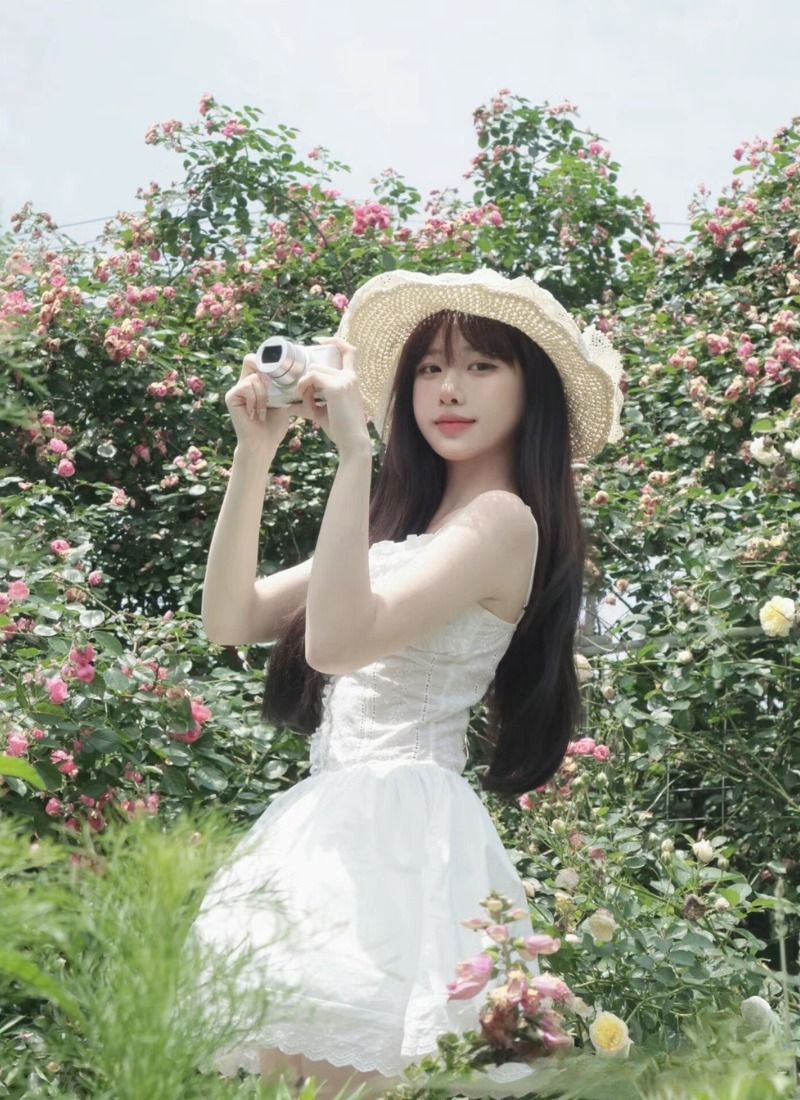 Dáng đứng nghiêng kèm váy pastel tinh khôi