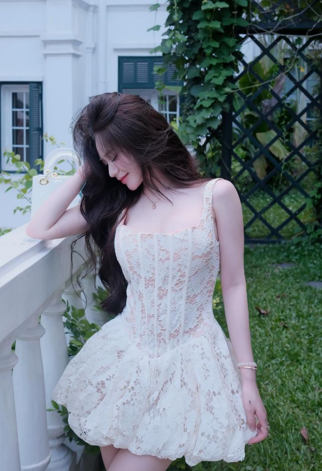 Dáng xoay nửa người tạo nét cuốn hút