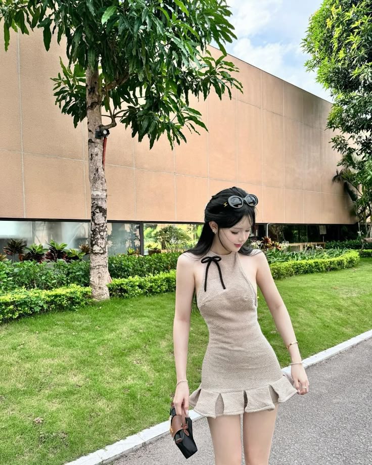 Tư thế bước nhẹ giữa không gian tối giản