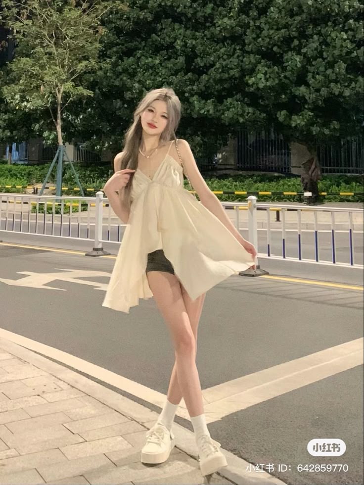 Váy xòe nhẹ pose dáng dịu dàng tinh tế