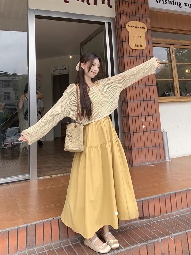 Tạo dáng đơn giản giúp váy nổi bật hơn