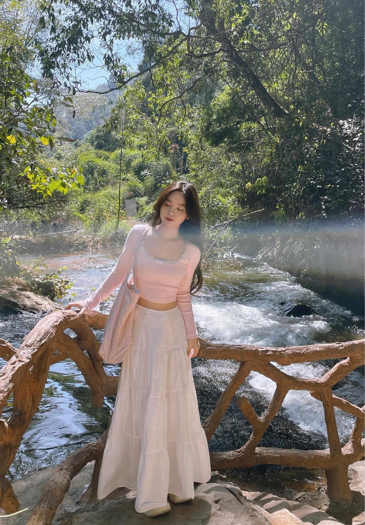 cách tạo dáng chụp ảnh đẹp khi mặc váy dài