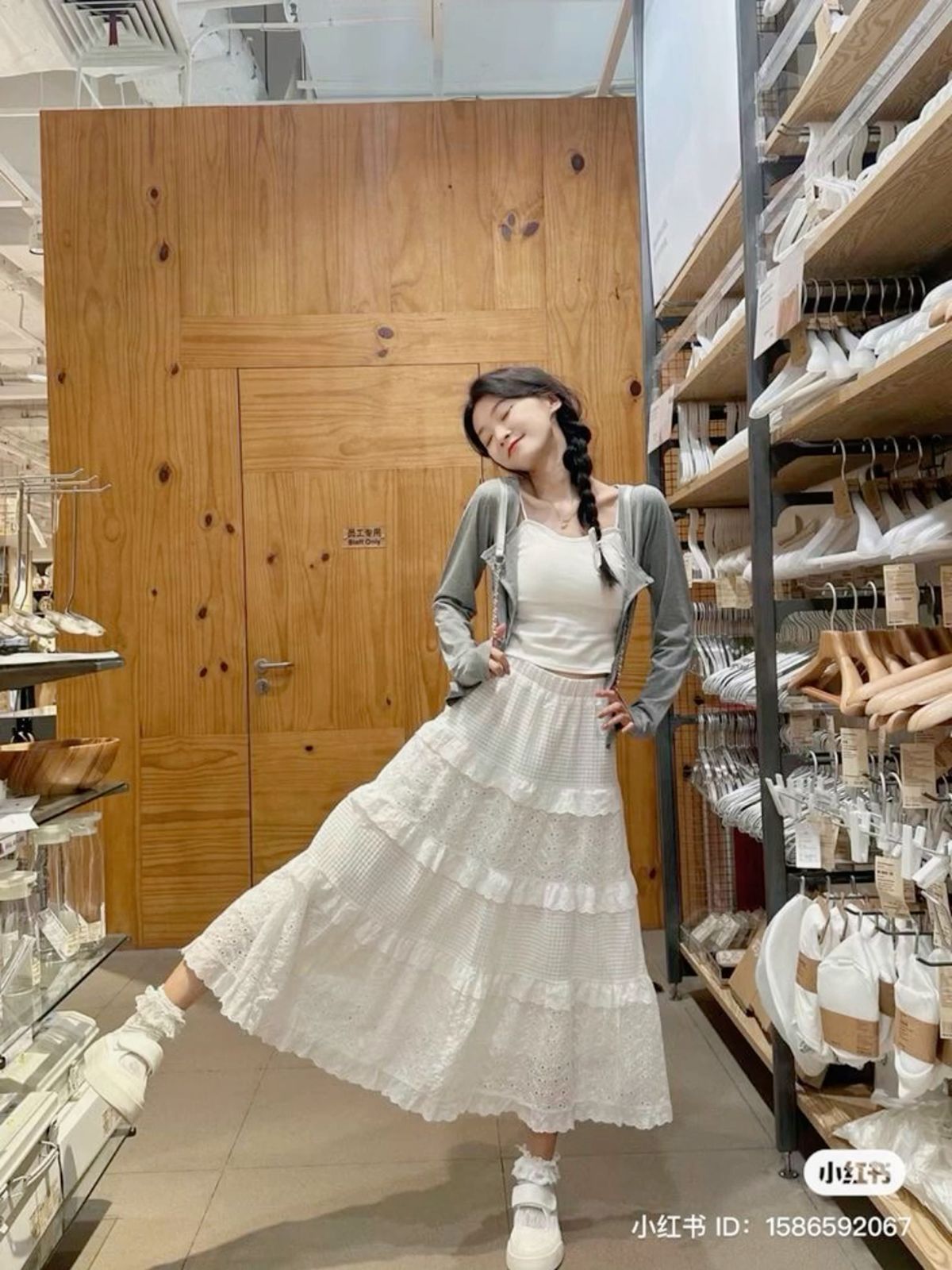 Váy dài tôn dáng nhờ cách tạo dáng tốt