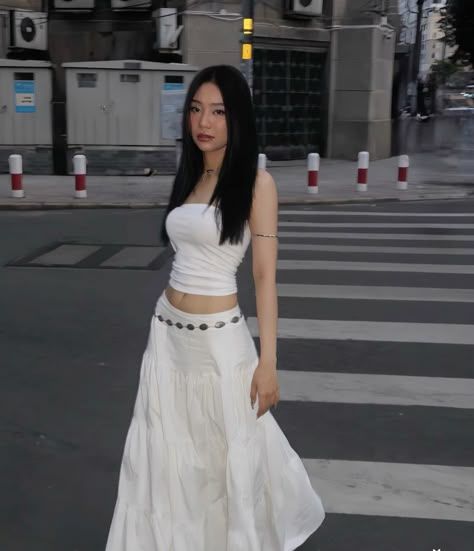 Tạo dáng tinh tế cùng váy thướt tha