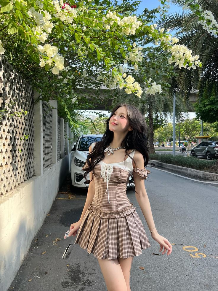 Váy ngắn dễ mặc nếu biết tạo dáng