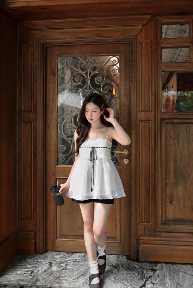 Cách tạo dáng khi mặc váy ngắn