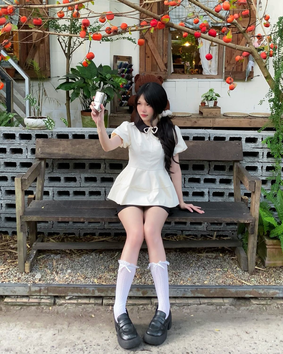 Váy ngắn đẹp nhờ dáng đứng tự nhiên