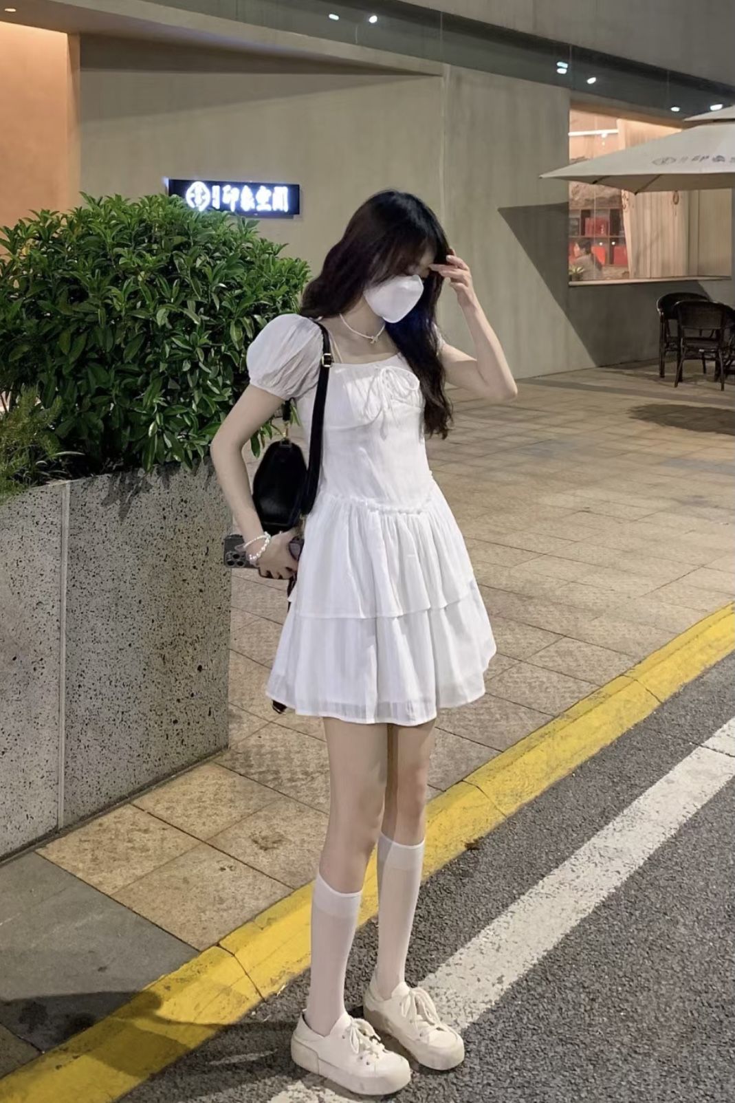 Gợi ý dáng đứng khi mặc váy ngắn