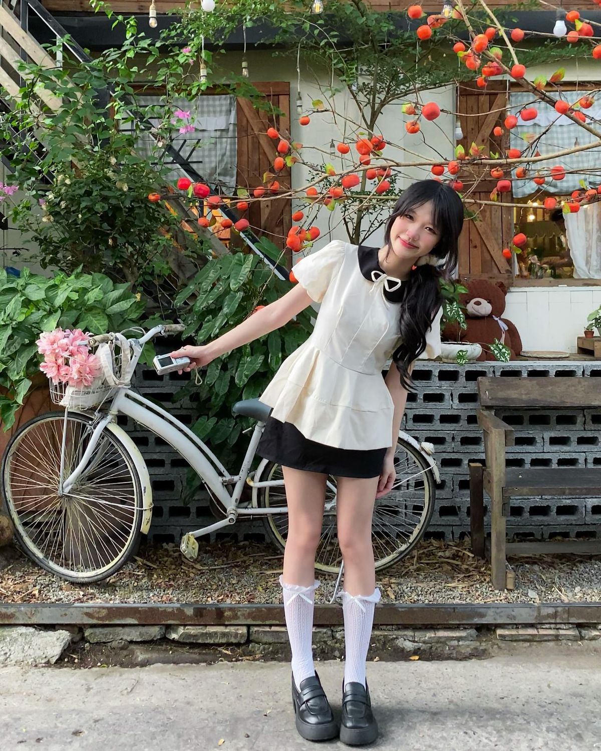 Nhẹ nhàng tạo dáng cùng váy ngắn xinh