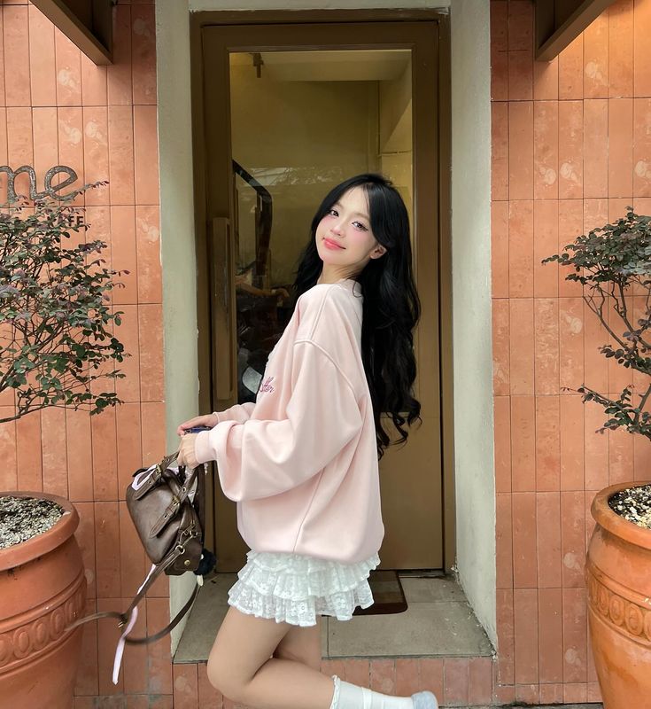 Dáng nghiêng nhẹ tăng nét dịu dàng