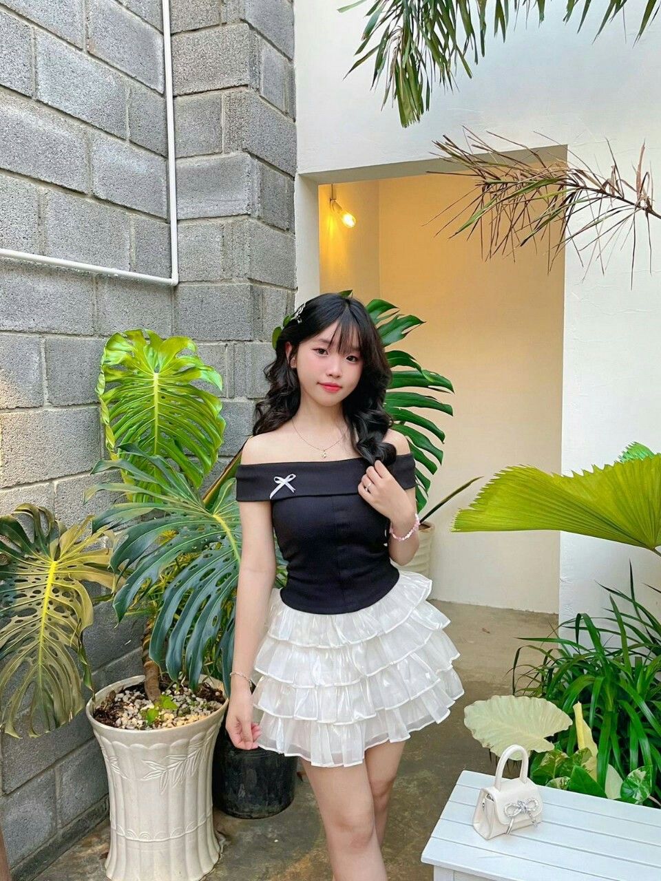 Tạo dáng cân đối khi mặc váy ngắn