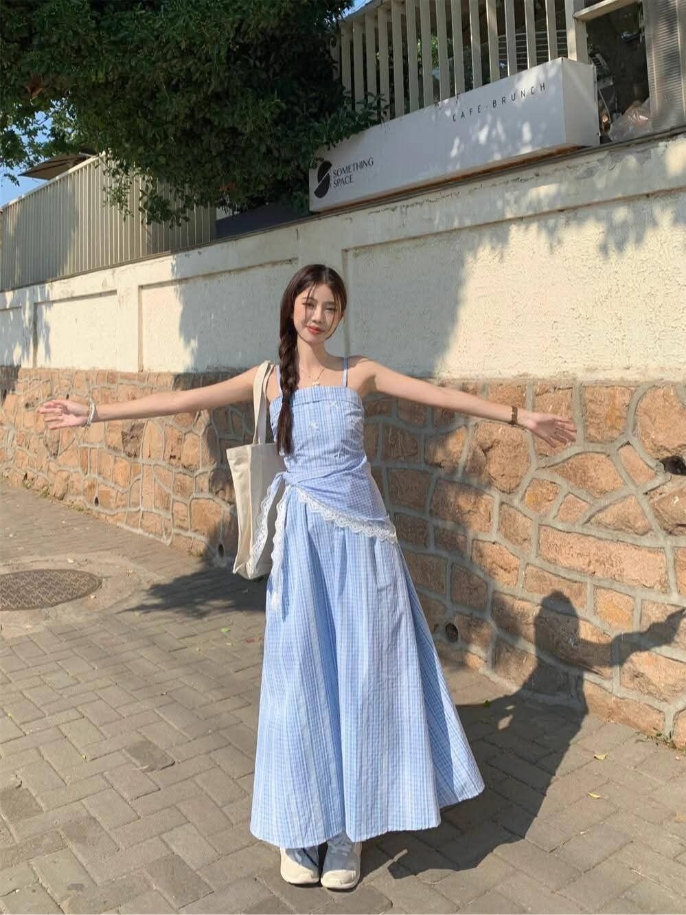 cách tạo dáng chụp ảnh đẹp khi mặc váy ngoài trời