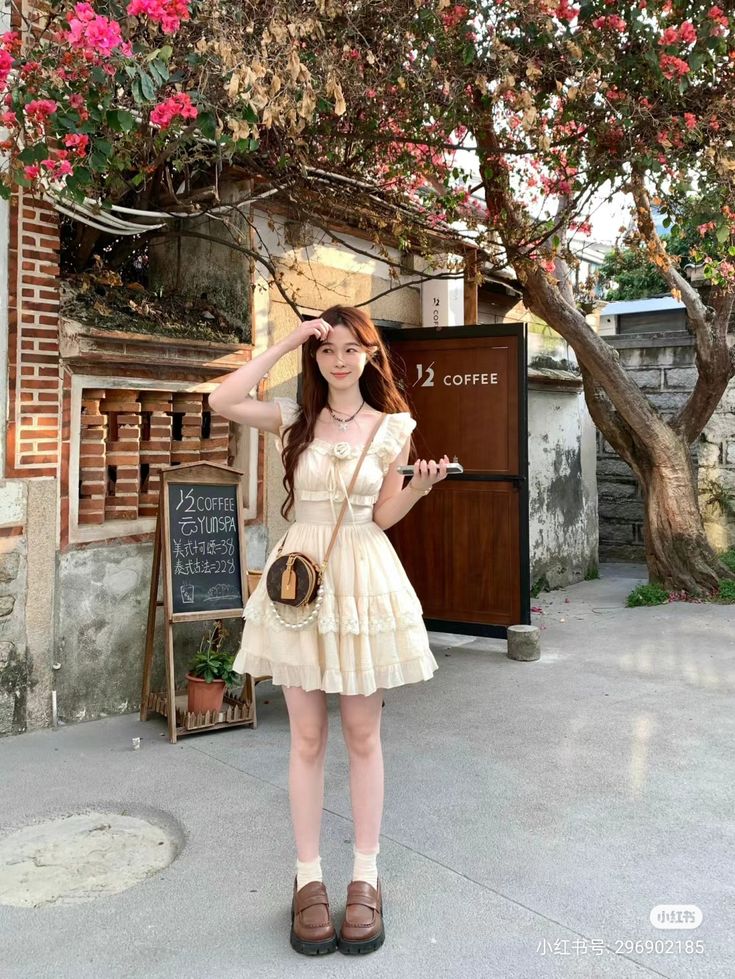 Tư thế chân chạm nhẹ nền tạo điểm nhấn