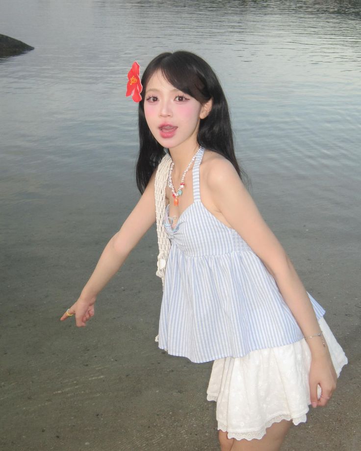 Cách tạo dáng mặc váy khi chụp ở biển