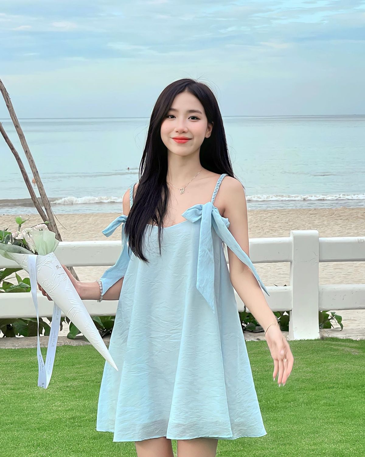 Váy tung bay theo gió biển nhẹ nhàng