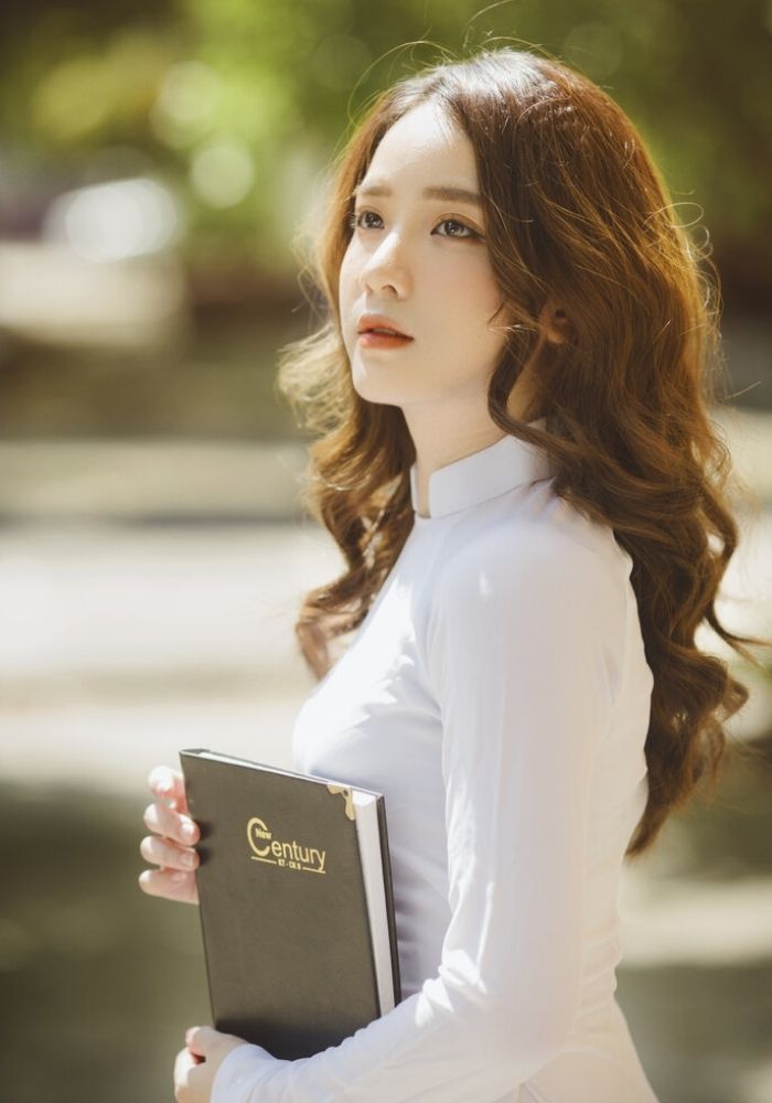 Kiểu tạo dáng với góc nghiêng giúp nữ sinh tăng thêm vẻ đẹp lôi cuốn