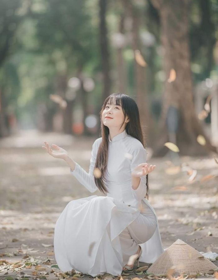 Khoảnh khắc lãng mạn của nữ sinh trong tà áo dài trắng
