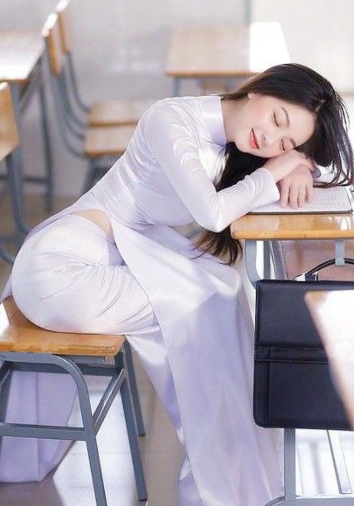 Cách tạo dáng thơ mộng của nữ sinh trong lớp học