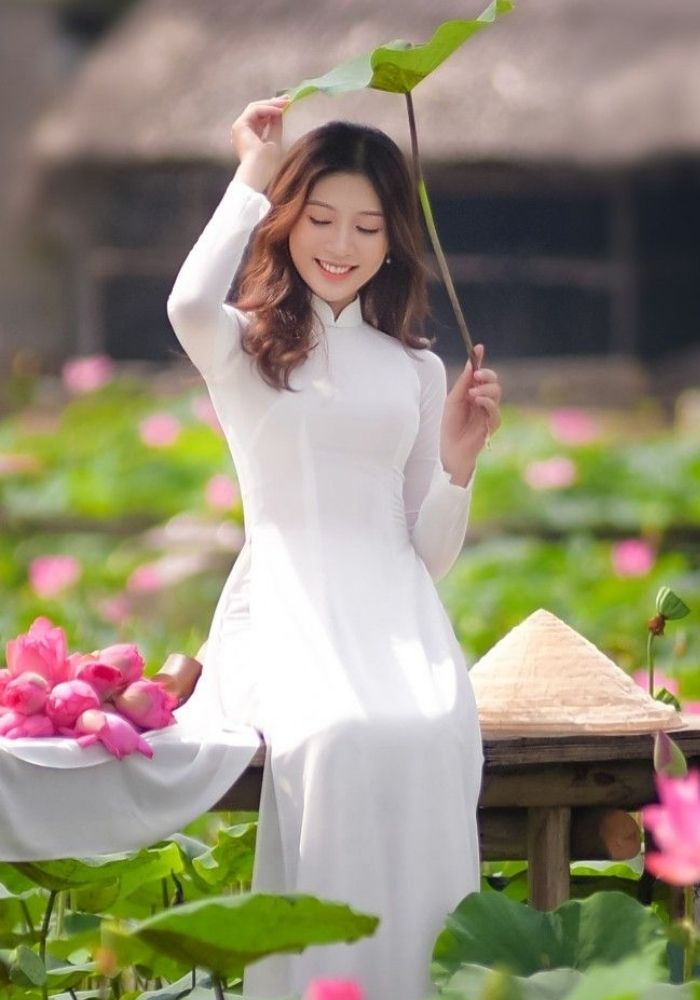 Chụp ảnh kỷ yếu áo dài trắng bên hồ sen