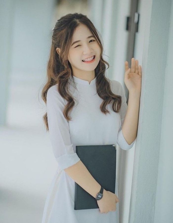 Nữ sinh rạng rỡ tạo dáng bên khung cửa