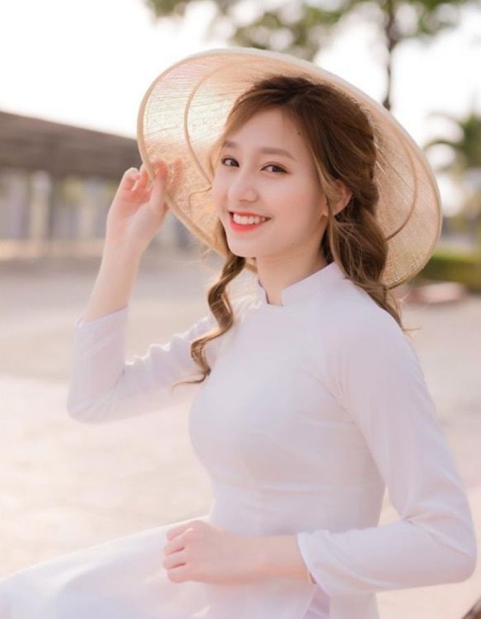 Nữ sinh chụp ảnh kỷ yếu áo dài trắng cùng nón lá