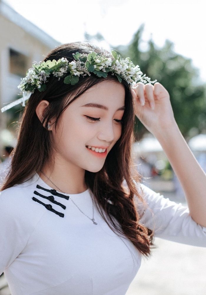 Vẻ đẹp cuốn hút của nữ sinh với vòng hoa đội đầu nổi bật