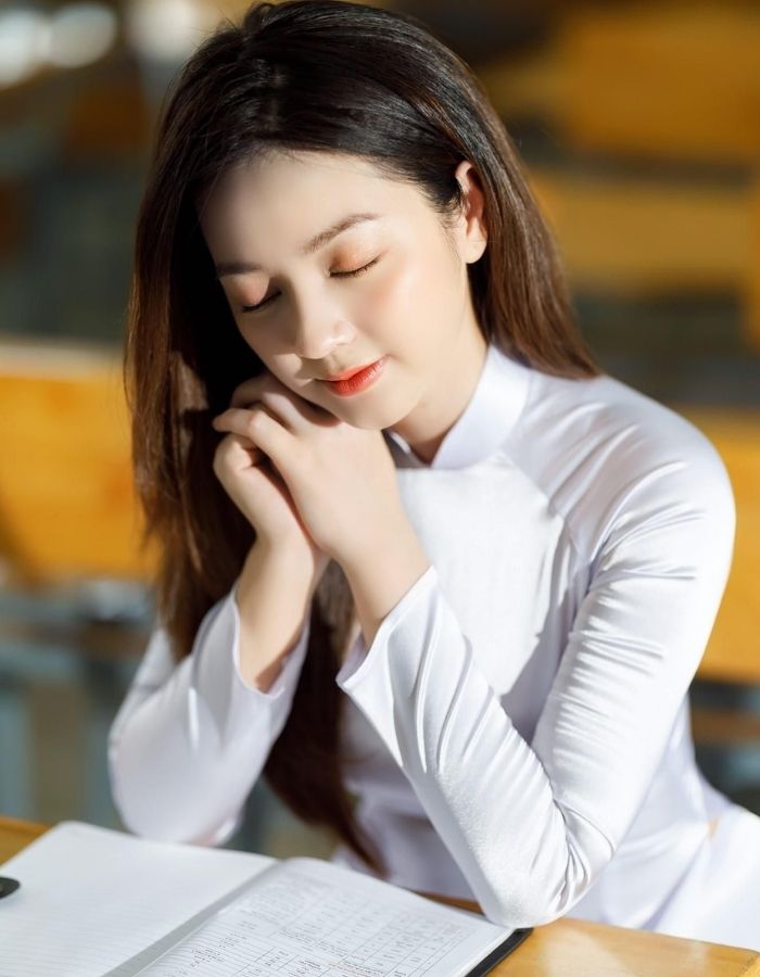 Kiểu tạo dáng thơ mộng bên trang sách