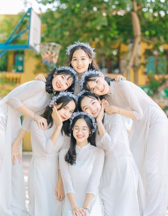 Chụp ảnh kỷ yếu áo dài trắng cùng hội bạn thân thiết