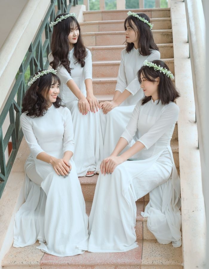 Kiểu tạo dáng cùng hội bạn thân trên bậc thang trường học