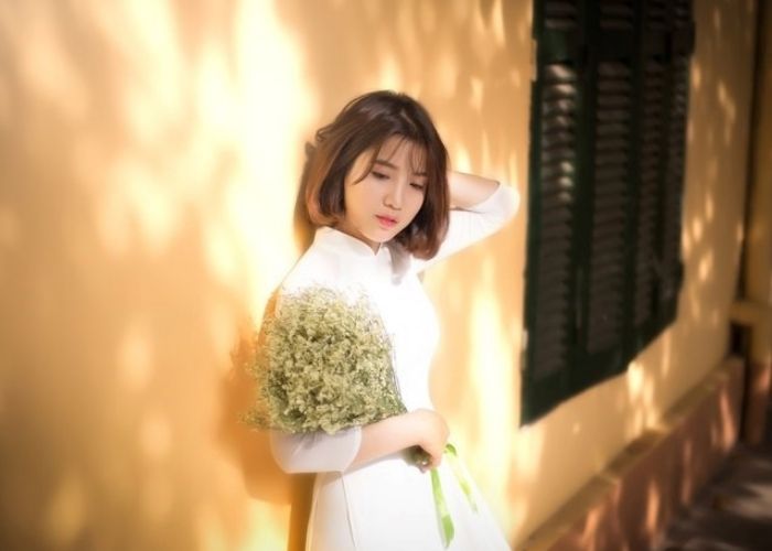 99+ Kiểu tạo dáng chụp ảnh kỷ yếu áo dài trắng xinh lung linh