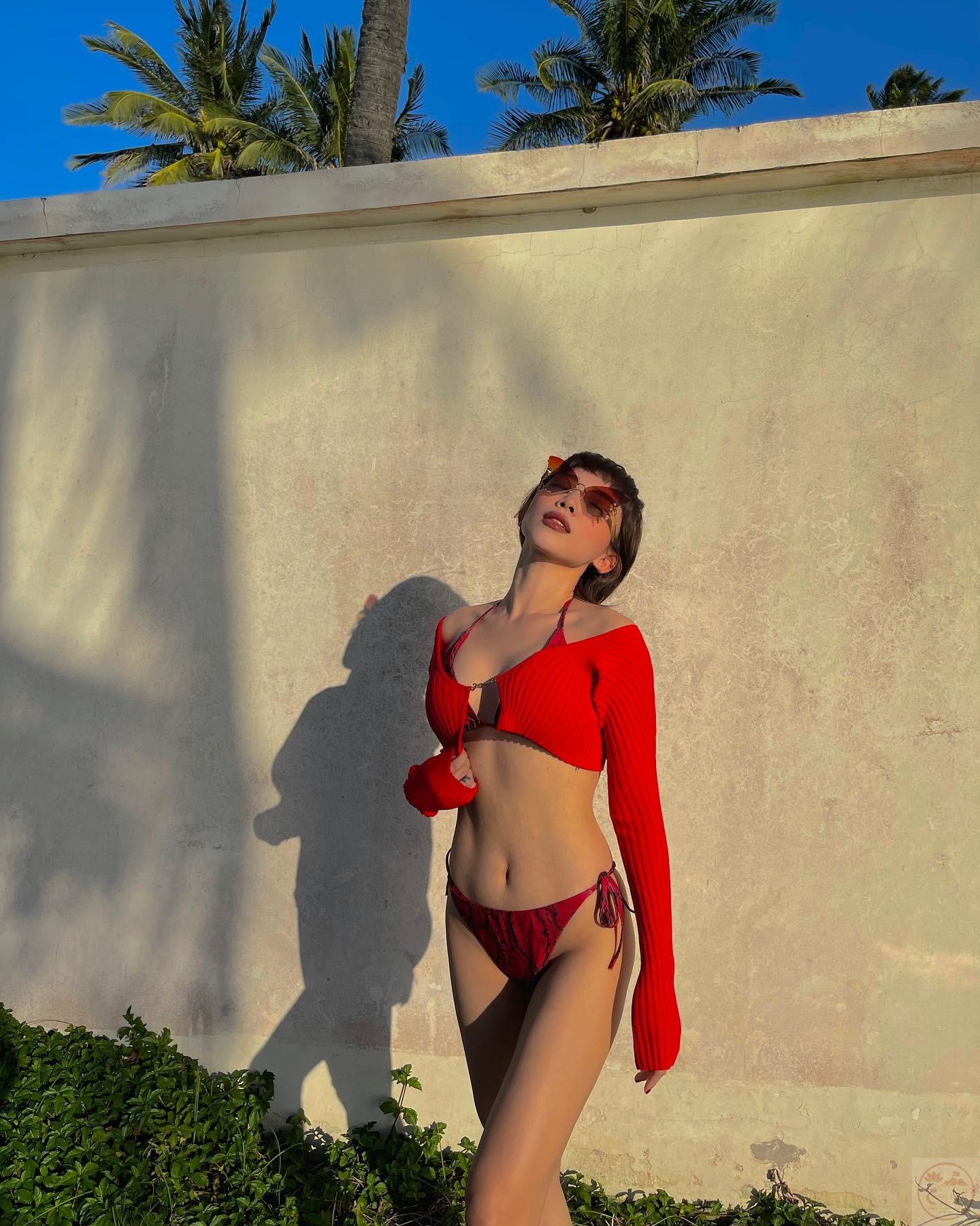 Tóc Tiên diện bikini sexy, khéo léo khoe cơ bụng số 11 săn chắc - Saostar.vn