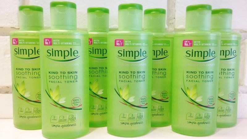 Kết cấu Toner Simple Kind to Skin Soothing Facial lỏng như nước, không gây bết dính
