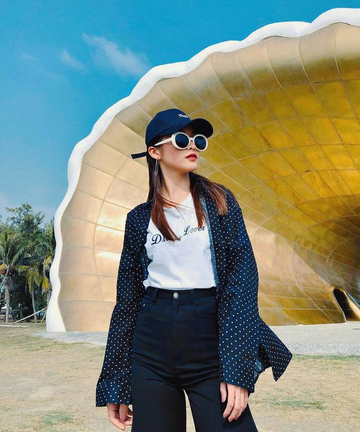 tạo dáng với mũ lưỡi trai