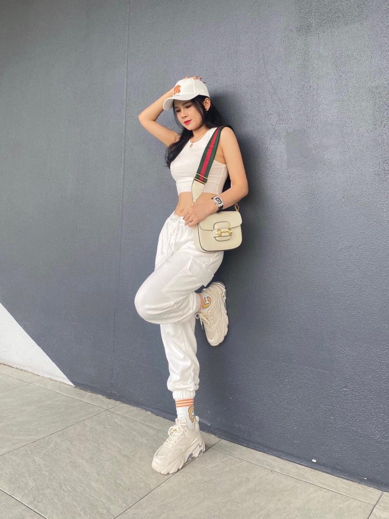 chụp ảnh với mũ lưỡi trai bên phải