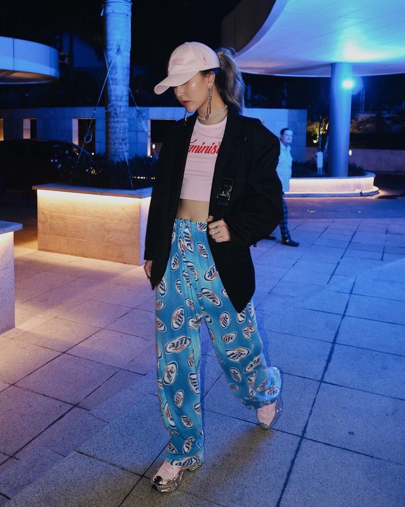 chụp ảnh với mũ lưỡi trai đơn giản