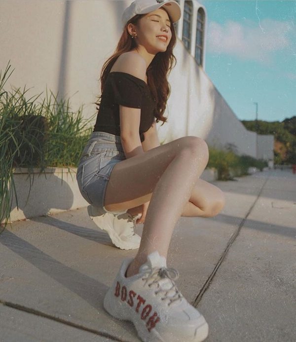 cách chụp hình đẹp với mũ cho nữ