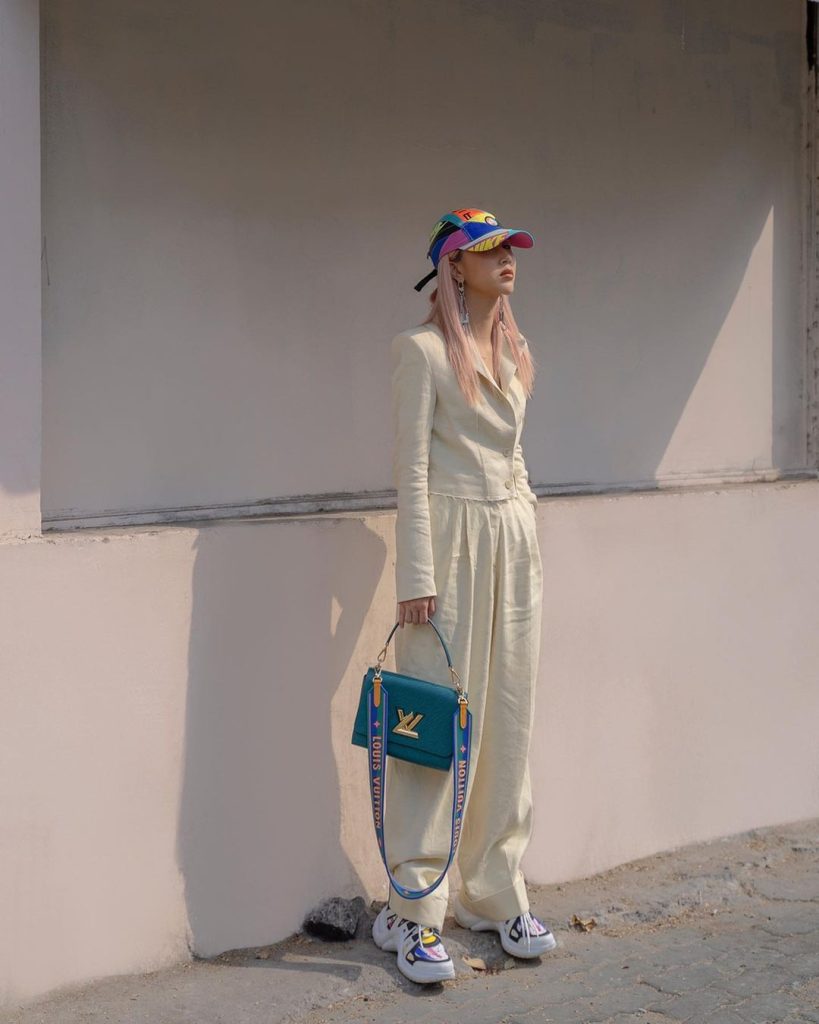 cách tạo dáng chụp ảnh đội mũ đẹp