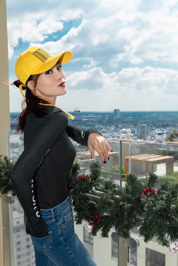 cách tạo dáng chụp ảnh đôi với mũ lưỡi trai