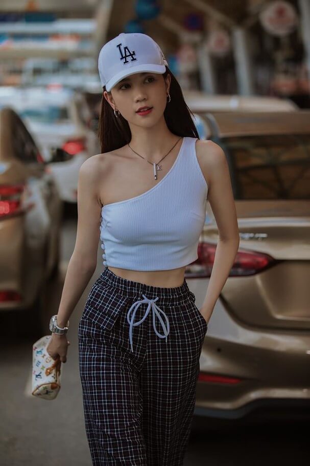 Cách tạo dáng chụp ảnh với mũ lưỡi trai đẹp