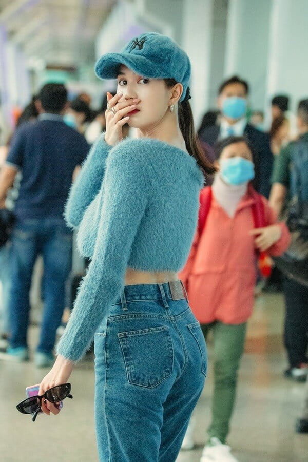 chụp hình với mũ lưỡi trai