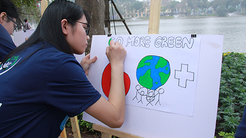 Đi bộ, vẽ tranh hưởng ứng Giờ Trái Đất 2018