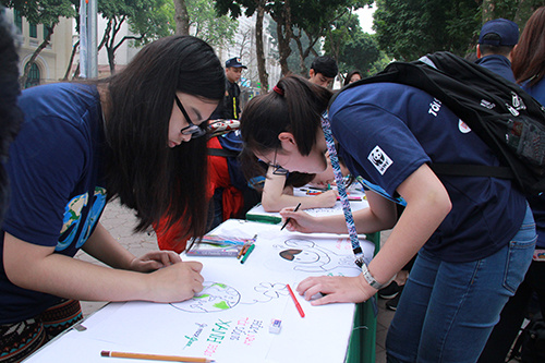 Đi bộ, vẽ tranh hưởng ứng Giờ Trái Đất 2018